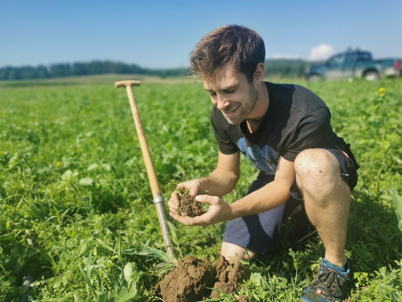 Lucas Kohl bei der Bodenprobe auf einem Zwischenfruchtacker